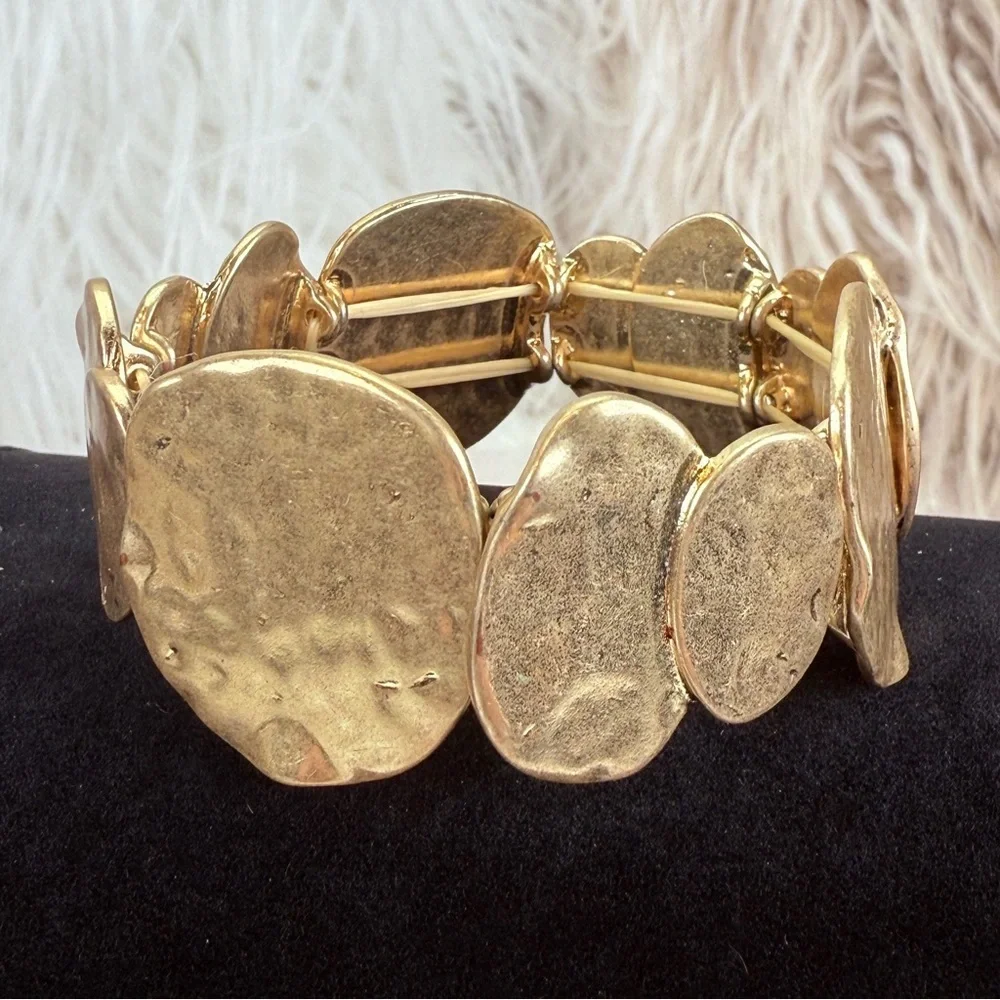 Pretty goldtone, hammered costume stretch bracelet